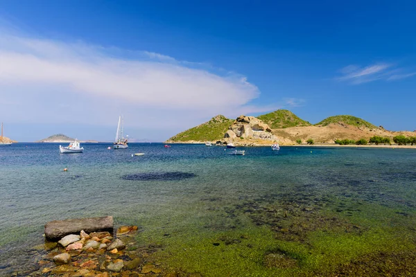 Baie Pittoresque Avec Eau Bleue Claire Yachts Bateaux Pêche Grikos — Photo