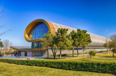 Bakü, Azerbaycan - 24 Şubat 2017: Bakü 'deki halı müzesi. Halı Müzesi en yeni Bakü simgelerinden biri.