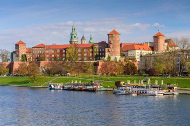 Krakow, POLAND - 5 Kasım 2016: Vistula Nehri kıyısındaki Wawel kalesinin manzarası