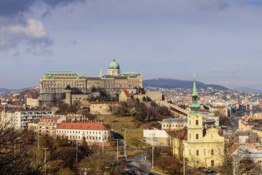 Macaristan, Budapeşte 'deki Gellert Tepesi' nden Kraliyet Sarayı manzarası