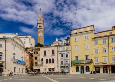 Piran, Slovenya - 19 Eylül 2016: Piran 'daki Tartini Meydanı. Piran, Slovenya 'nın başlıca turistik merkezlerinden biri.