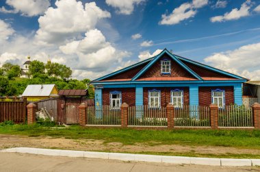 Sviyazhsk Adası, Tataristan, Rusya - 12 Haziran 2016: popüler bir turizm merkezi olan Sviyazhsk adasındaki geleneksel bir Rus köy evi