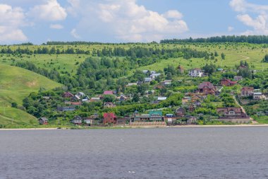 Kazan şehri, Kazan, Tataristan, Rusya yakınlarındaki Volga nehrinin yeşil kıyısındaki köy. 
