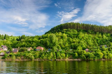 Kazan, Tataristan, Rusya - 12 Haziran 2016: Kazan şehri yakınlarındaki Volga nehrinin pitoresk yeşil kıyısındaki köy.