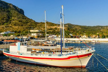 Kos Adası, Yunanistan - 11 Mayıs 2016: Geleneksel balıkçı tekneli Kefalos köyü