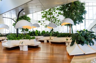 Bakü, Azerbaycan - 25 Şubat 2017: Bakü 'deki Heydar Aliyev Kültür Merkezi' nde bir kafenin modern iç mekanı. Kültür merkezi, mimar Zaha Hadid tarafından inşa edildi..