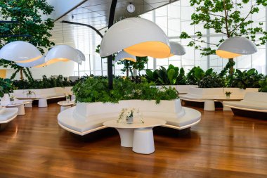 Bakü, Azerbaycan - 25 Şubat 2017: Bakü 'deki Heydar Aliyev Kültür Merkezi' nde bir kafenin modern iç mekanı. Kültür merkezi, mimar Zaha Hadid tarafından inşa edildi..