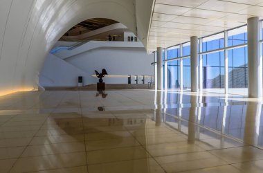 Bakü, Azerbaycan - 25 Şubat 2017: Bakü 'deki Heydar Aliyev Kültür Merkezi. Kültür merkezi, mimar Zaha Hadid tarafından inşa edildi.. 