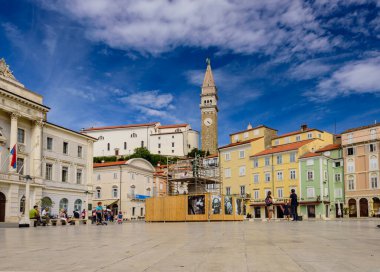 Piran, Slovenya - 19 Eylül 2016: Piran 'daki Tartini Meydanı. Piran, Slovenya 'nın başlıca turistik merkezlerinden biri.