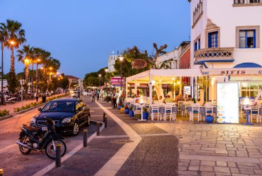Kos Adası, Yunanistan - 13 Mayıs 2016: Kos şehrinin güzel akşam ışığında bulunan caddesi