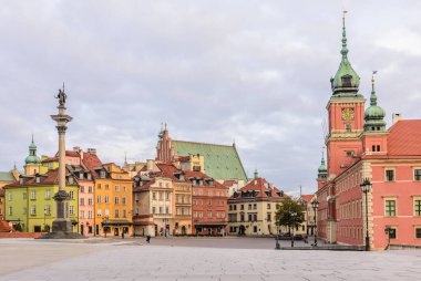Varşova, Polonya - 5 Kasım 2016: Varşova 'da güzel evleri olan kale meydanı.