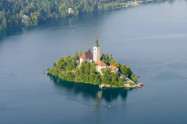 小さな島に聖マリス教会の前提で埋め湖の空中ビュー トリグラフ国立公園 スロベニア ヨーロッパ — ストック写真