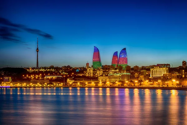 Baku Azerbejdżan Lutego 2017 Widok Nocny Baku Wieżowcami Płonących Wież — Zdjęcie stockowe