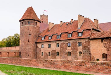 Malbork, Polonya - 8 Ekim 2019: Polonya turu. Malbork kasabasındaki ortaçağ şatosu, Polonya 'nın popüler bir mimari ve turistik merkezi.