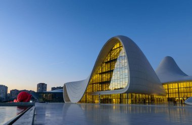 BAKU, AZERBAIJAN - 25 Şubat 2017: Geceleyin Heydar Aliyev Merkezi. Azerbaycan 'ın Bakü şehrinde kendine özgü mimarisi ve akıcı ve eğri tarzıyla tanınan bir yapı..