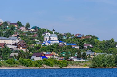 Kazan şehri, Tataristan, Rusya yakınlarındaki Volga nehrinin yeşil kıyısındaki köy.