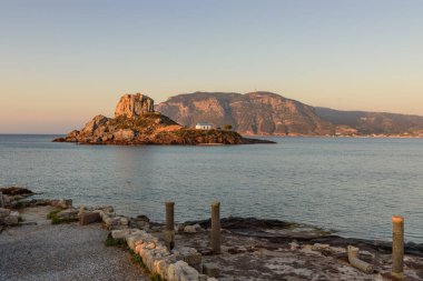 Antik harabeler ve Kos adası yakınlarındaki Kastri küçük adası, yumuşak sabah ışığında, Kos Adası, Dodecanese, Yunanistan