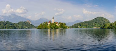 Küçük adadaki St. Marys Varsayım Kilisesi ile kan gölü. Kan, Slovenya, Avrupa. Arka planda dağlar ve vadiler. 