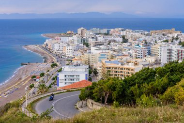 Rodos Adası, Yunanistan - 23 Mayıs 2016: Monte Smith tepe manzarası, Rodos kentinin manzaralı havası ve Akdeniz kıyıları.