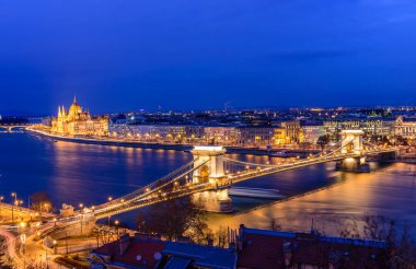 Gece Budapeşte 'nin hava manzarası. Macaristan tarihi yerleri: Budapeşte 'deki Zincir Köprüsü, Parlamento ve Tuna Nehri.