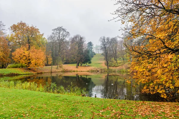 Ένα Όμορφο Φθινοπωρινό Τοπίο Στο Πάρκο Της Βαρσοβίας Lazienki Krolewskie — Φωτογραφία Αρχείου
