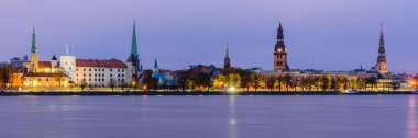 Letonya 'yı gezmek. Riga ve Daugava nehri, Riga, Letonya 'nın güzel gece manzarası.