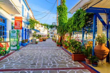 Samos Adası, Yunanistan - 24 Mayıs 2017: Kokkari köyünde açık hava restoranları olan renkli bir cadde. Kokkari köyü Samos adasında popüler bir turistik yerdir..