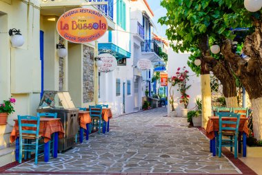 Samos Adası, Yunanistan - 24 Mayıs 2017: Kokkari köyünde açık hava restoranları olan renkli bir cadde. Kokkari köyü Samos adasında popüler bir turistik yerdir..