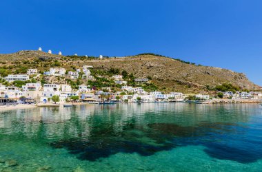 Leros Adası, Yunanistan - 31 Mayıs 2017: Panteli köyü, beyaz binaları ve tepenin üstünde bir kalesi olan geleneksel bir Yunan köyüdür.