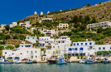 Leros Adası, Yunanistan - 31 Mayıs 2017: Panteli köyü, beyaz binaları ve tepenin üstünde bir kalesi olan geleneksel bir Yunan köyüdür.
