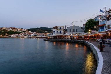 Samos Adası, Yunanistan - 23 Mayıs 2017: Kökkari köyü, deniz kenarında restoranları olan geleneksel bir Yunan köyü.