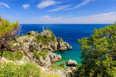 Güzel yaz manzarası. Yunanistan 'ın Samos adasının kıyı şeridi