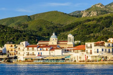 Samos Adası, Yunanistan - 24 Mayıs 2017: Kokkari köyü, Samos adasında popüler bir turizm beldesi.