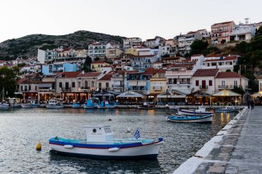Samos Adası, Yunanistan - 22 Mayıs 2017: Balıkçı tekneleri ve renkli binaları olan geleneksel bir Yunan köyü olan Pisagor köyünün gece manzarası