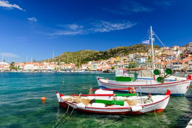 Samos Adası, Yunanistan - 22 Mayıs 2017: Pisagor limanındaki geleneksel renkli balıkçı tekneleri
