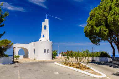 Yunanistan 'ın Samos Adası' ndaki Potami Körfezi yakınlarındaki bir tepenin üstündeki Beyaz Yunan kilisesi