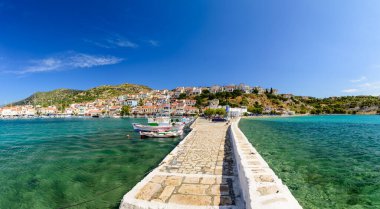 Samos Adası, Yunanistan - 22 Mayıs 2017: Pisagor Köyü, Samos adasında balıkçı tekneleri ve renkli binaları olan geleneksel bir Yunan köyüdür.