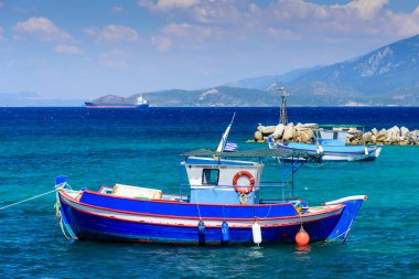 Samos Adası, Yunanistan - 22 Mayıs 2017: Ireon köyünde geleneksel balıkçı teknelerinin bulunduğu manzaralı liman