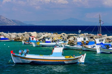 Samos Adası, Yunanistan - 22 Mayıs 2017: Ireon köyünde geleneksel balıkçı teknelerinin bulunduğu manzaralı liman