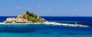 Yunanistan 'ın Samos adasındaki Kokkari köyünün panoramik manzarası