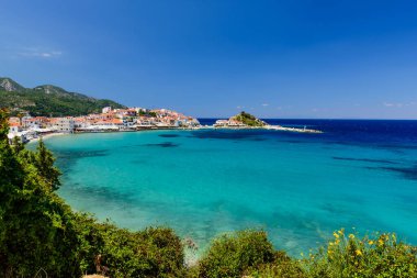 Yunanistan 'ın Samos adasındaki Kokkari köyünde mavi suyu olan Picturesque Körfezi