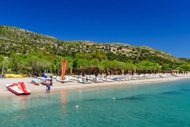 Samos Adası, Yunanistan - 22 Mayıs 2017: Potokaki plajı, Samos 'un güney sahilinde popüler bir dinlenme yeridir.