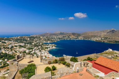 Agia Marina Köyü, Leros Adası, Dodecanese, Yunanistan 'ın pitoresk kıyı şeridi