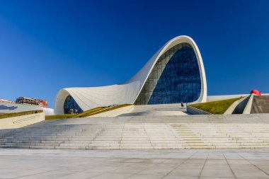 Bakü, Azerbaycan - 25 Şubat 2017: Bakü 'deki Heydar Aliyev Center Museum. Zaha Hadid mimarisinin kozmik mimarisi. Modern kültür merkezi, Bakü 'nün yeni sembolü haline geldi.