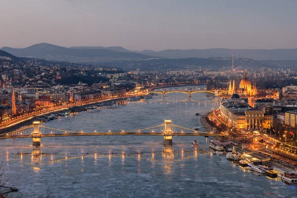 Vista Aérea Budapest Por Noche Monumentos Húngaros Puente Las Cadenas — Foto de Stock