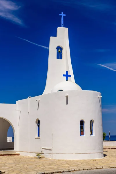 Vit Grekisk Kyrka Toppen Kulle Nära Potami Bay Samos Grekland — Stockfoto