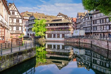 Strasbourg, Alsace, Fransa - 2 Mayıs 2019: Fransa 'yı gezmek. Petite France Quarter 'ın güzel manzarası. Strasbourg 'da popüler bir eğlence merkezi.
