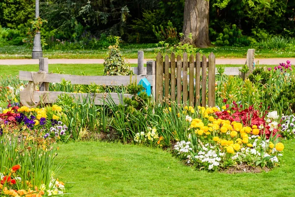Gramado Verde Com Flores Parque Orangerie Parque Cidade Estrasburgo França — Fotografia de Stock