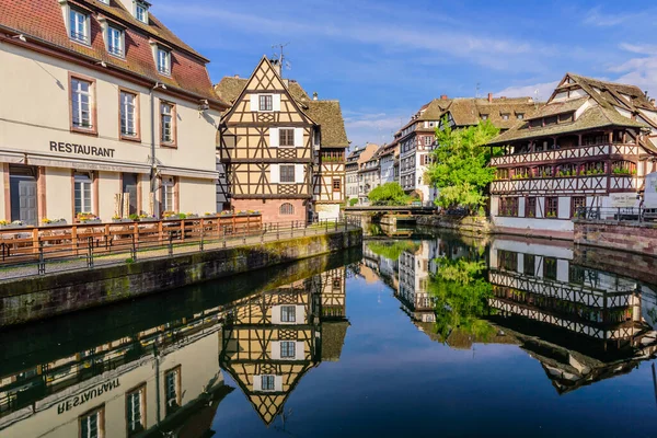 Strasbourg, Alsace, Fransa - 2 Mayıs 2019: Fransa 'yı gezmek. Petite France Quarter 'ın güzel manzarası. Strasbourg 'da popüler bir eğlence merkezi.