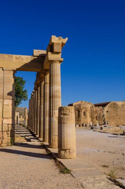 Rodos adasını gezmek. Lindos, Rodos adasındaki antik tapınak kalıntıları, Yunanistan.